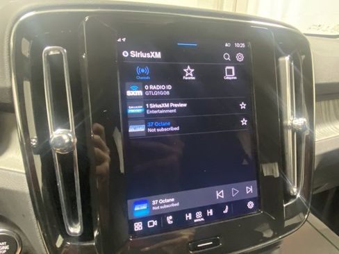 Certified 2025 Volvo XC40 B5 Core image 20