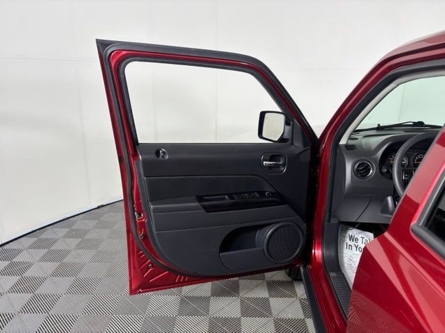 Used 2016 Jeep Patriot Sport w/ Power Value Group AWD/4WD image 12