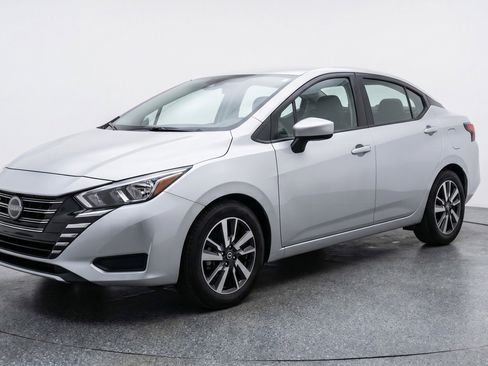 Used 2025 Nissan Versa SV image 3