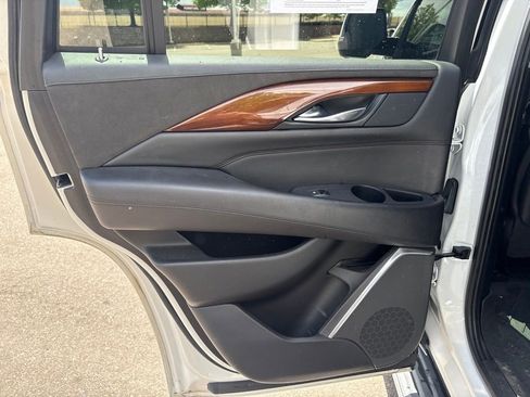 Used 2019 Cadillac Escalade Luxury AWD/4WD image 15