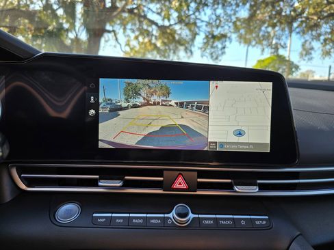 Used 2024 Hyundai Elantra Blue image 23