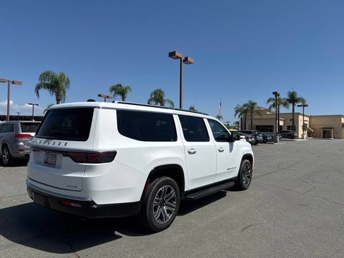 Used 2024 Jeep Wagoneer L Series II RWD image 8