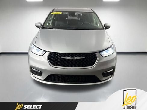 Used 2023 Chrysler Pacifica Touring-L FWD image 2