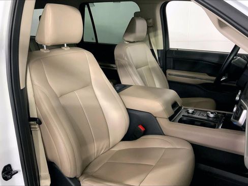 Used 2024 Ford Expedition Max XLT image 7