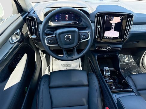 Used 2025 Volvo XC40 B5 Ultra image 17