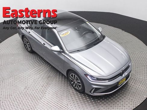 Used 2025 Volkswagen Jetta SE FWD image 3