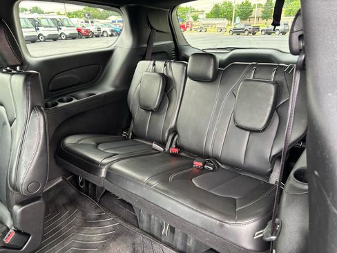 Used 2023 Chrysler Pacifica Touring-L w/ S Appearance Package FWD image 11