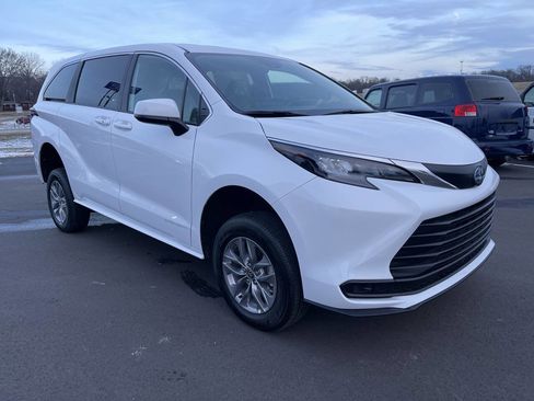 Used 2025 Toyota Sienna LE image 8