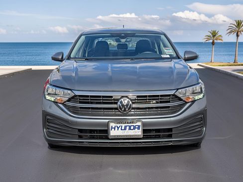 Used 2024 Volkswagen Jetta SE FWD image 3