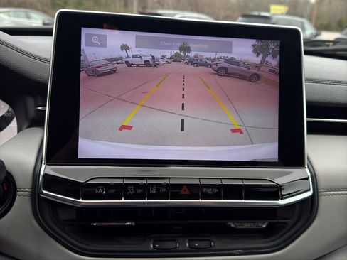 Used 2023 Jeep Compass Limited image 17