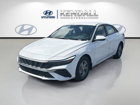 New 2026 Hyundai Elantra SE FWD image 3