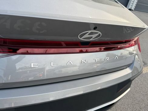 Used 2024 Hyundai Elantra SE FWD image 13