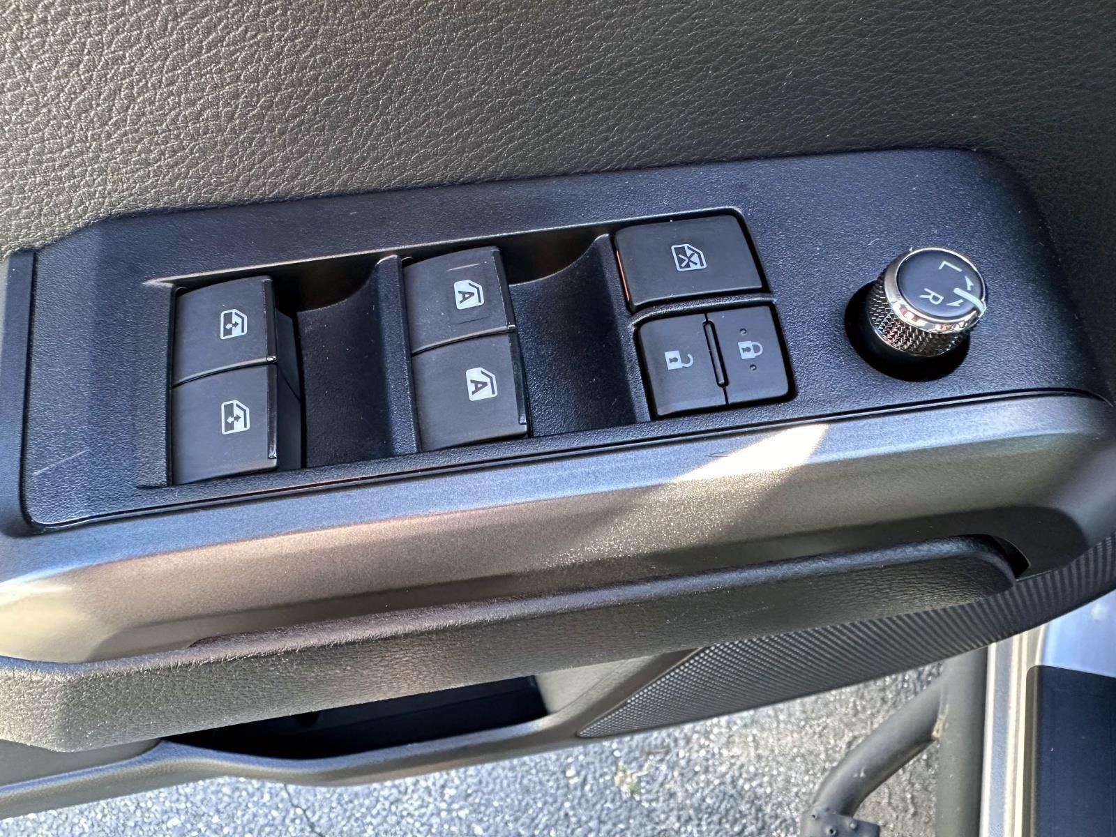 Used 2018 Toyota Tacoma TRD Off-Road AWD/4WD image 9