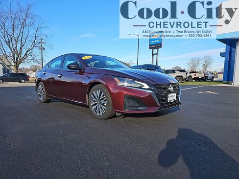 Used 2024 Nissan Altima 2.5 SV image 1