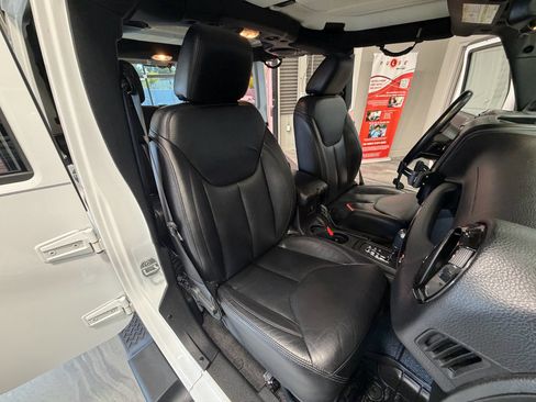 Used 2014 Jeep Wrangler Unlimited Sahara AWD/4WD image 4