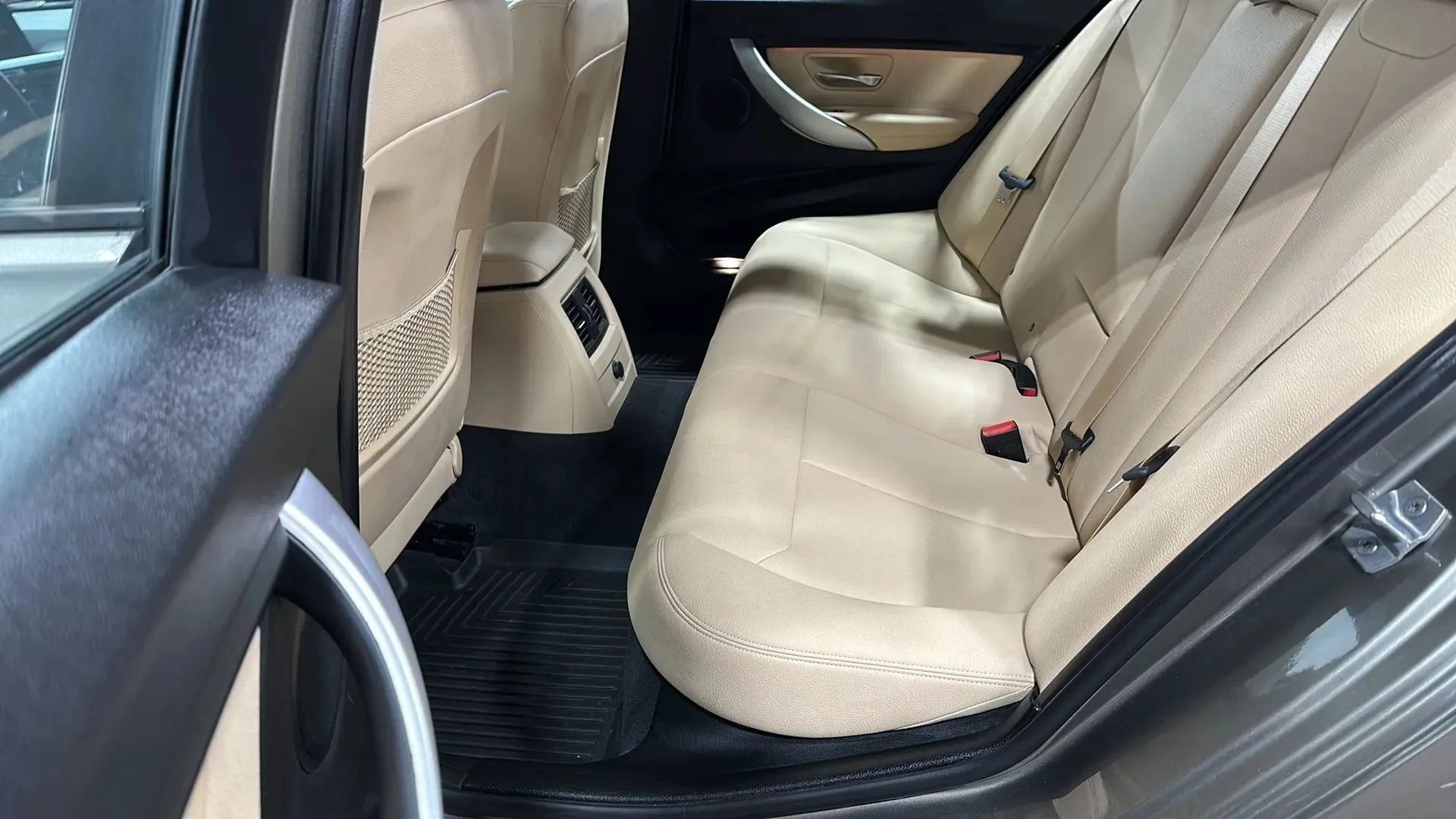 Used 2018 BMW 320i xDrive Sedan w/ Premium Package AWD/4WD image 11