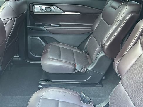 Used 2025 Ford Explorer Platinum image 30