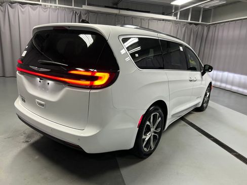 New 2026 Chrysler Pacifica Pinnacle image 7