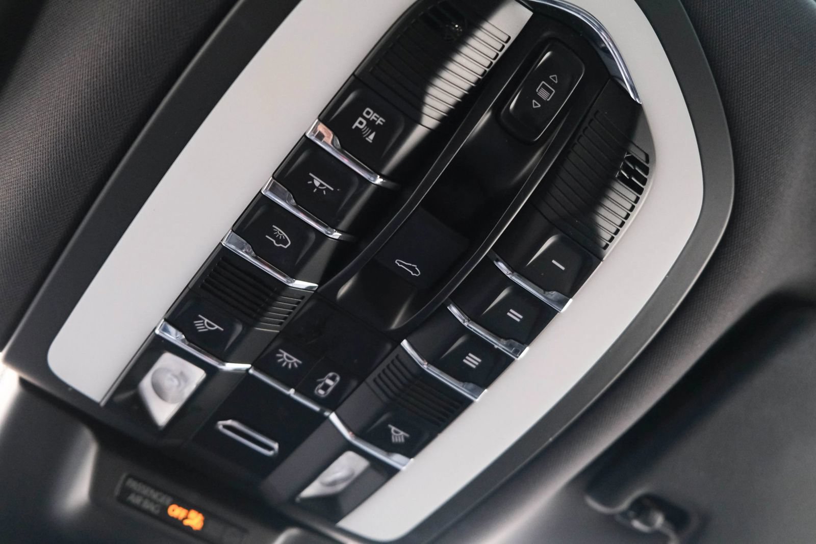 Used 2022 Porsche Macan w/ Premium Package Plus AWD/4WD image 44