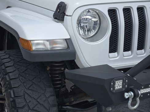 Used 2018 Jeep Wrangler Unlimited Sahara AWD/4WD image 9