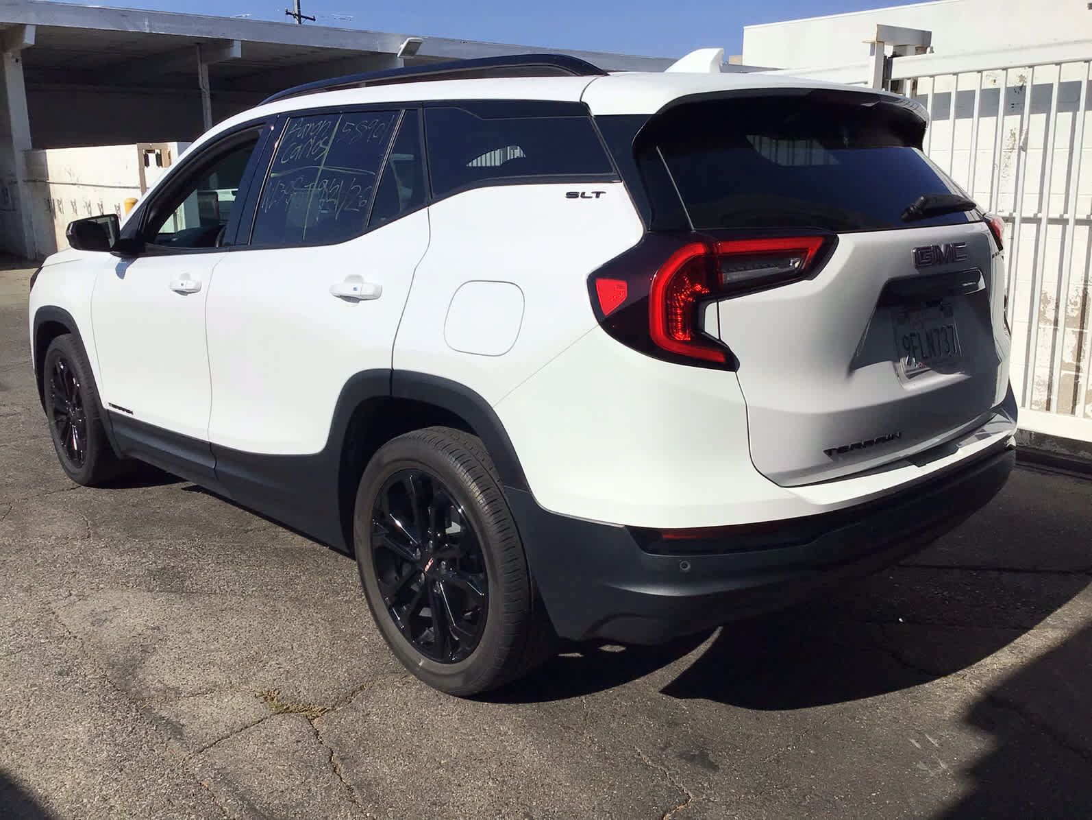Used 2022 GMC Terrain SLT w/ Infotainment Package II FWD image 3