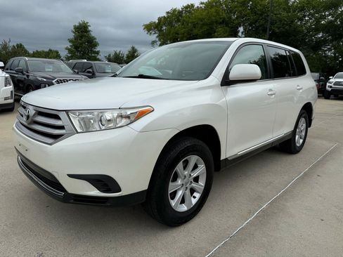 Used 2013 Toyota Highlander FWD w/ Cold Weather Pkg image 1