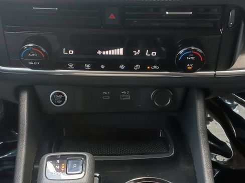 Used 2022 Nissan Rogue SV FWD image 4