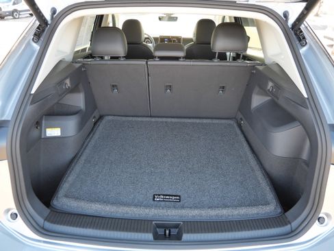 Certified 2025 Volkswagen Tiguan SE image 18