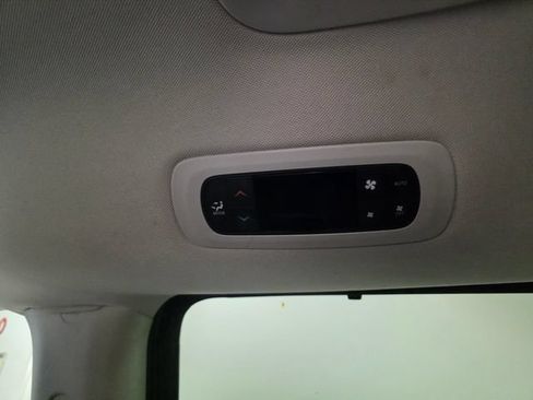 Used 2023 Chrysler Pacifica Touring-L FWD image 22