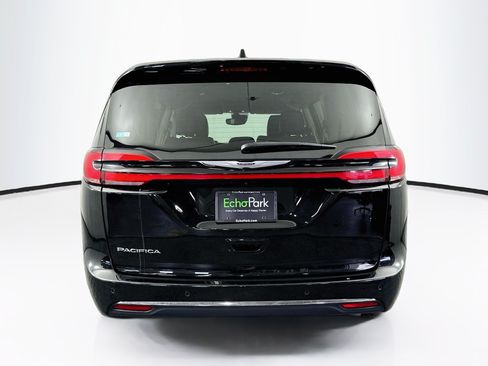 Used 2024 Chrysler Pacifica Touring-L FWD image 7