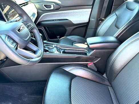 Used 2024 Jeep Compass Latitude image 13