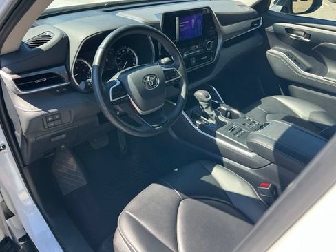 Used 2024 Toyota Highlander XLE AWD/4WD image 13