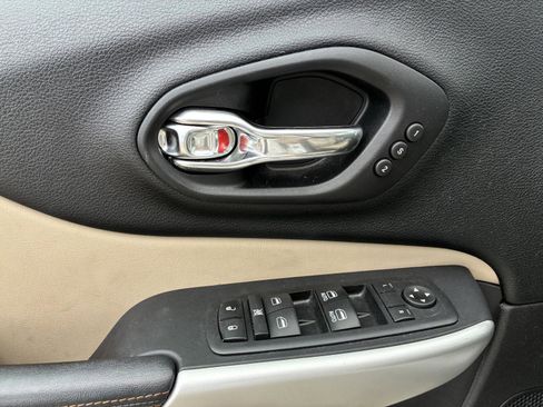 Used 2017 Jeep Cherokee Limited w/ Luxury Group FWD image 4