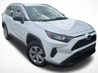 Used 2020 Toyota RAV4 LE video 1