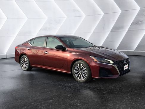 Used 2024 Nissan Altima 2.5 SV image 1