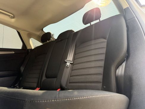 Used 2018 Ford Fusion SE w/ Fusion SE Technology Package FWD image 9