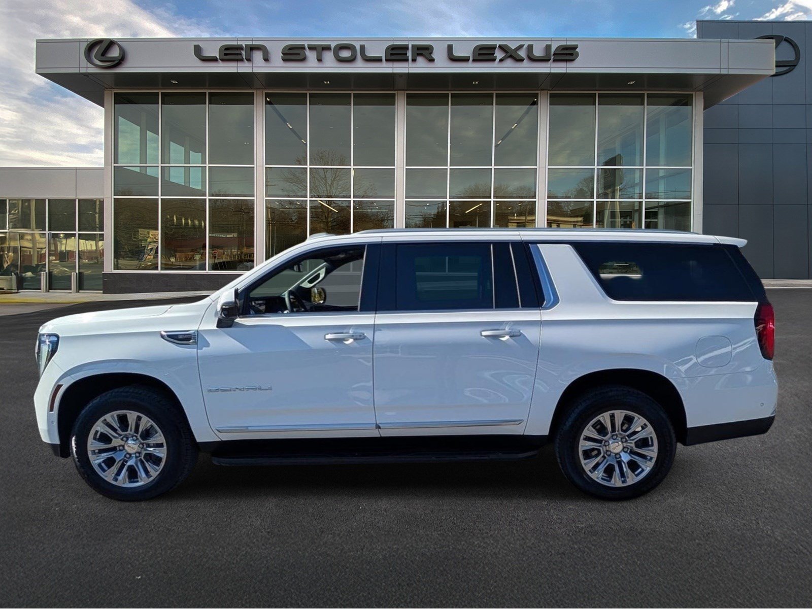 Used 2025 GMC Yukon XL Denali AWD/4WD image 6