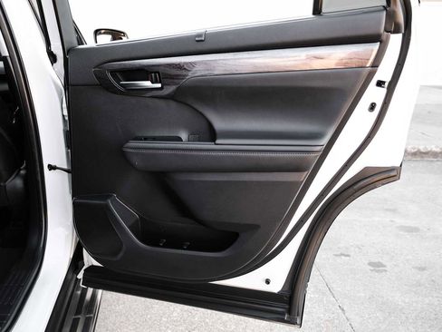 Used 2021 Toyota Highlander Platinum image 48