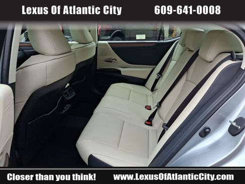 Used 2025 Lexus ES 300h w/ Premium Package FWD image 10