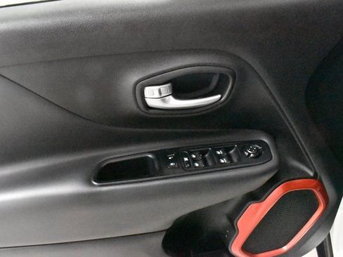 Used 2018 Jeep Renegade Trailhawk w/ Cold Weather Group II image 19