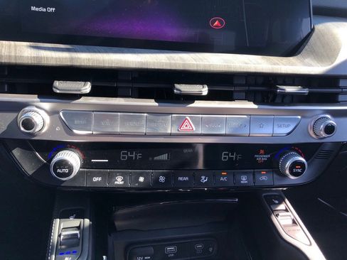 Used 2024 Kia Telluride EX w/ EX Captain's Chair Package image 28