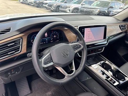 Used 2024 Volkswagen Atlas SE w/ Panoramic Sunroof Package FWD image 9