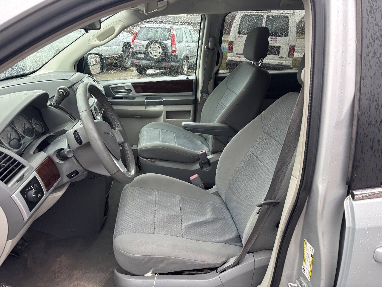 Used 2010 Chrysler Town & Country Touring FWD image 13