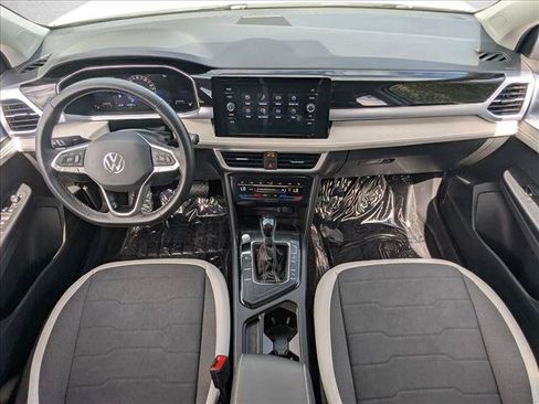 Used 2025 Volkswagen Taos SE FWD image 18