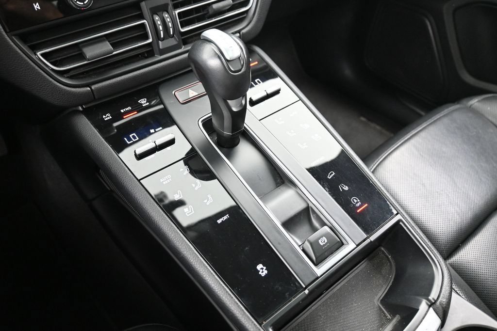 Certified 2023 Porsche Macan Turbo AWD/4WD image 22