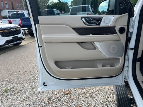 Used 2021 Lincoln Navigator Reserve AWD/4WD image 12