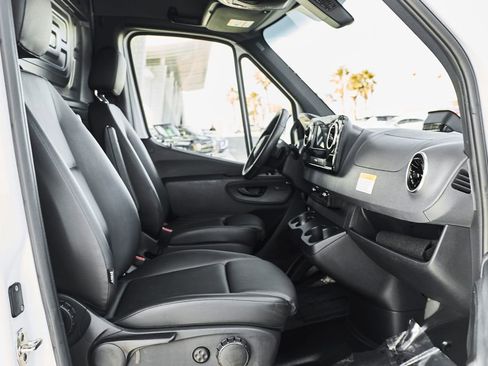 Used 2025 Mercedes-Benz Sprinter 2500 image 12