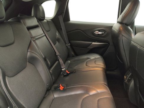 Used 2019 Jeep Cherokee Limited FWD image 19