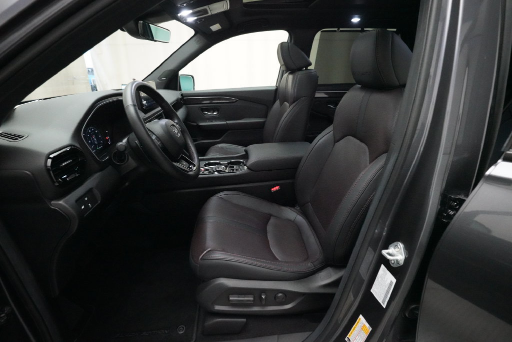Used 2025 Honda Pilot Black Edition image 7