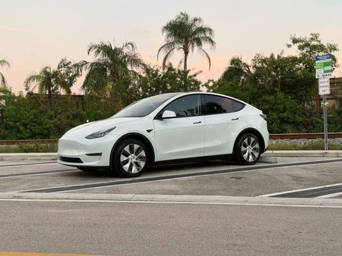 Used 2020 Tesla Model Y Long Range image 1